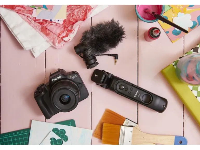 Canon Fotokamera EOS R50 + RF-S 18-45 + RF 75-300 Schwarz
