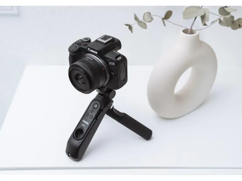 Canon Fotokamera EOS R50 + RF-S 18-45 + RF 75-300 Schwarz