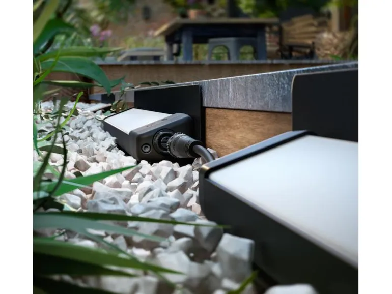 Philips Hue White & Color Ambiance Outdoor Amarant Schwarz Niedervolt