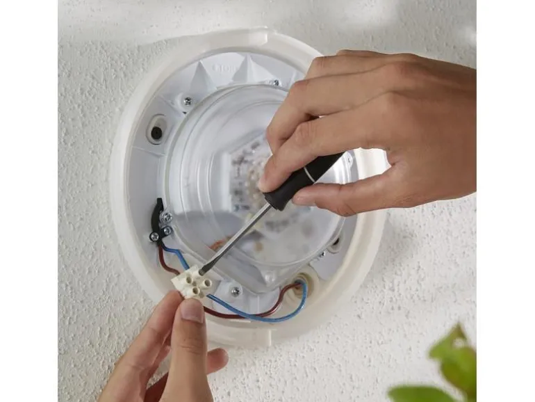 Philips Hue White & Color Ambiance Outdoor Daylo Wandleuchte Silber