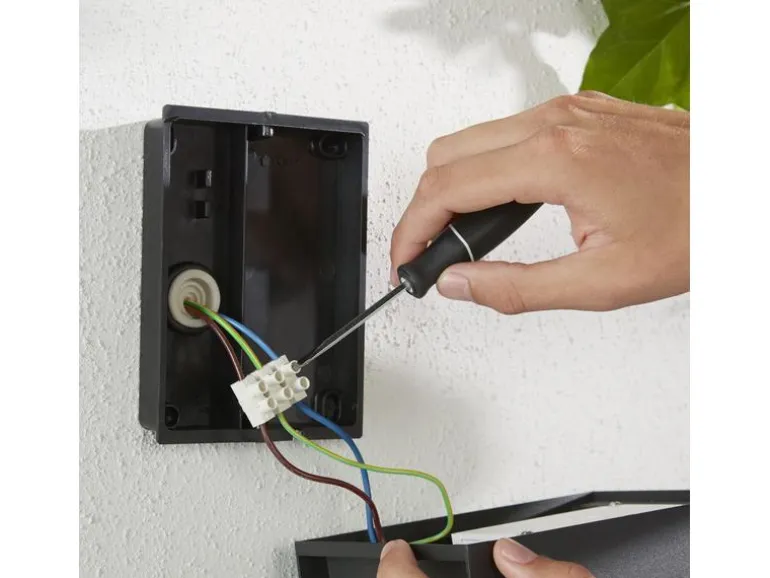 Philips Hue White & Color Ambiance Outdoor Resonate Wandleuchte Silber
