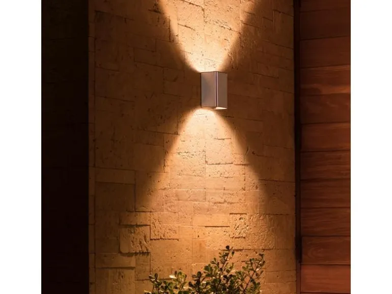 Philips Hue White & Color Ambiance Outdoor Resonate Wandleuchte Silber