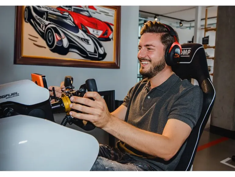 RacingFuel Simulators Simracing Erlebnis-Gutschein CHF 100