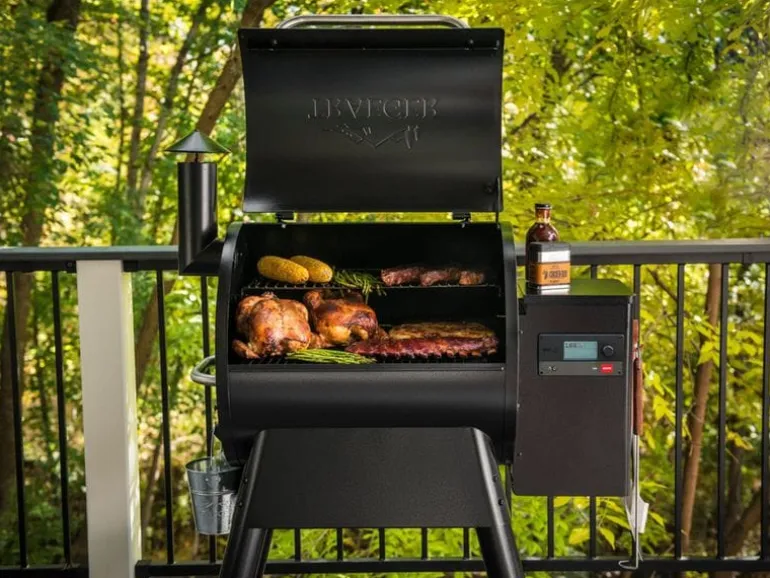 TRAEGER Holzkohlegrill Pro 575