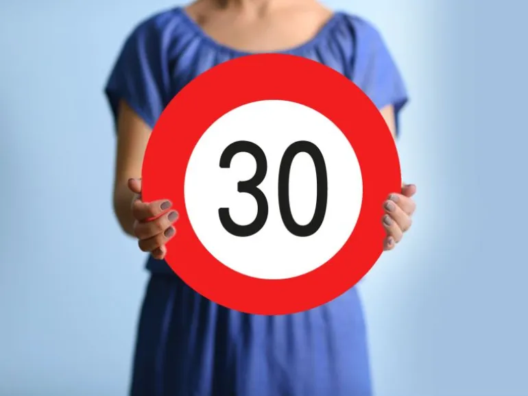 Trendcompany Verkehrsschild zum 30. Geburtstag 45 cm
