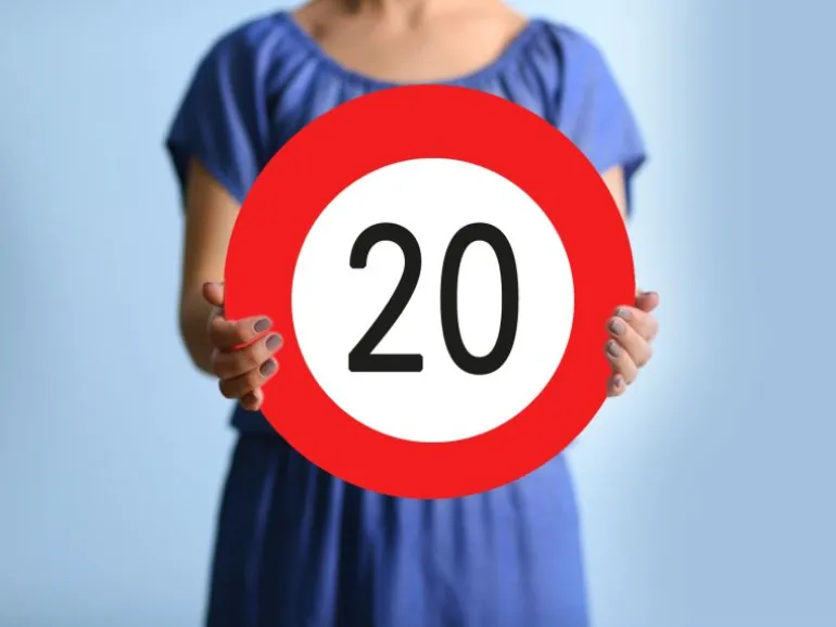 Trendcompany Verkehrsschild zum 20. Geburtstag 45 cm