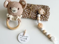 Welcomebabybox Baby-Geschenkset Miko Body & Rasselbär