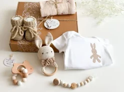 Welcomebabybox Baby-Geschenkset Leni Body & Rasselhase