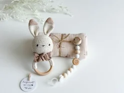 Welcomebabybox Baby-Geschenkset Leni Body & Rasselhase