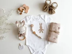 Welcomebabybox Baby-Geschenkset Leni Body & Rasselhase